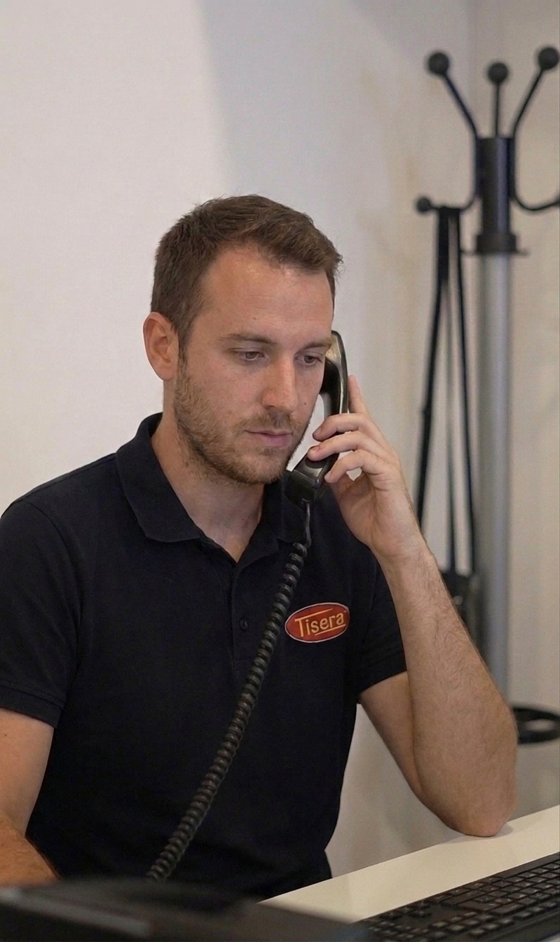 Asesor de Tisera atendiendo un pedido por teléfono